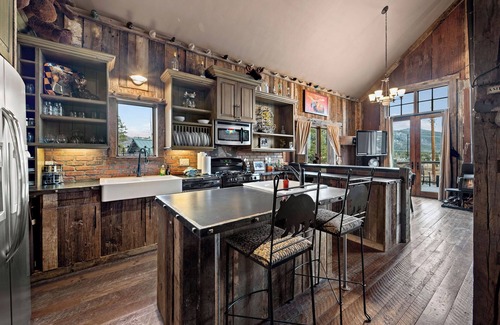Grand Lake Cabin | Charming Chalet with NEW Private Hot Tub in Grand Lake