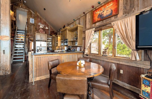 Grand Lake Cabin | Charming Chalet with NEW Private Hot Tub in Grand Lake