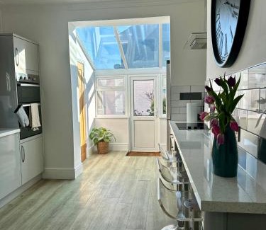 Portsmouth House | Charming city home free parking