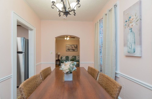 Montgomery House | Charming Cloverdale 1 BR Home w/Home Office & King Bed