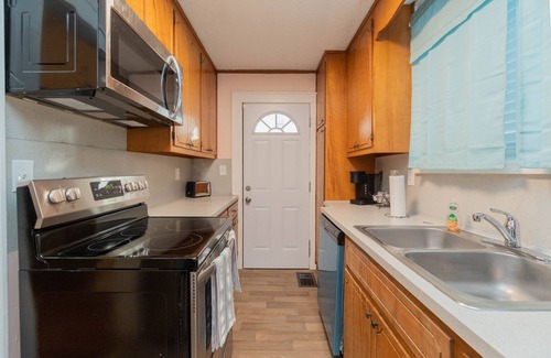 Montgomery House | Charming Cloverdale 1 BR Home w/Home Office & King Bed