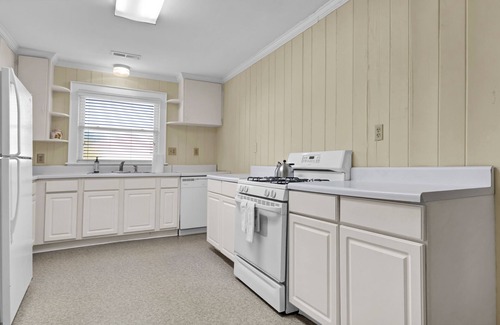 South Harbor Island House | Charming Coastal Retreat with Stunning Banks Channel Views – Pet Friendly!