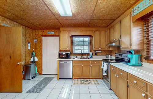 Supply Cottage | Charming coastal cottage with large deck & tranquil yard - near golf & beaches