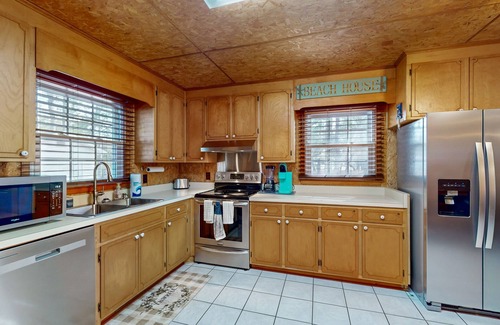 Supply Cottage | Charming coastal cottage with large deck & tranquil yard - near golf & beaches