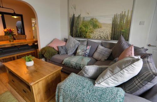 Skelton-in-Cleveland House | Charming Coastal Cottage with Hot Tub and Garden Sleeps 8