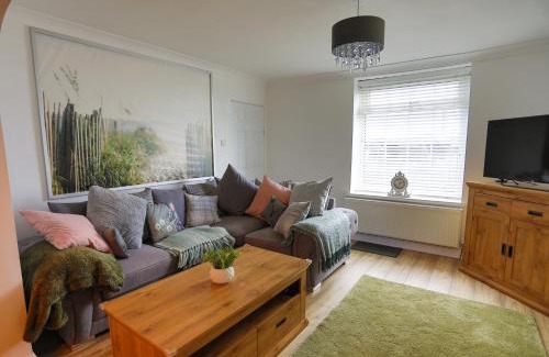 Skelton-in-Cleveland House | Charming Coastal Cottage with Hot Tub and Garden Sleeps 8