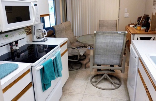 Biggar Condo | Charming Condo in Fort Myers Florida - Centrally Located w/Pool & Hot Tub