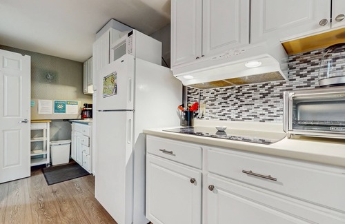 Ogunquit - Wells Condo | Charming condo near the beach with pool, balcony, beach gear, & shared BBQ area