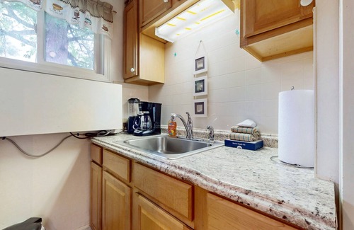 Ogunquit - Wells Apartment | Charming condo with pool and deck space
