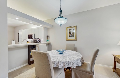Naples Condo | Charming condo with screened lanai, wifi & access to outdoor community pool