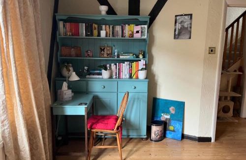 Ealing Common House | Charming Cosy Room in Little House with a Garden in Quiet Neighbourhood