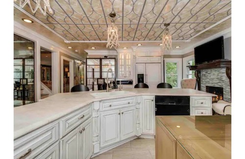 Charlotte House | Charming Cotswold Lil’ Castle Close to Uptown Charlotte