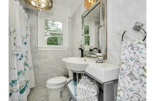 Charlotte House | Charming Cotswold Lil’ Castle Close to Uptown Charlotte