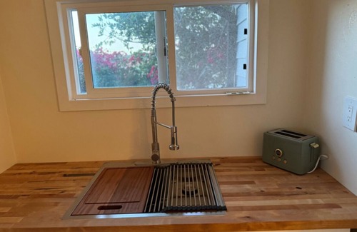 Huntington Beach Cottage | Charming cottage, 2 min walk to sand Huntington Beach with AC, WiFi, Pool, Gym.