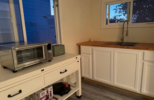 Huntington Beach Cottage | Charming cottage, 2 min walk to sand Huntington Beach with AC, WiFi, Pool, Gym.