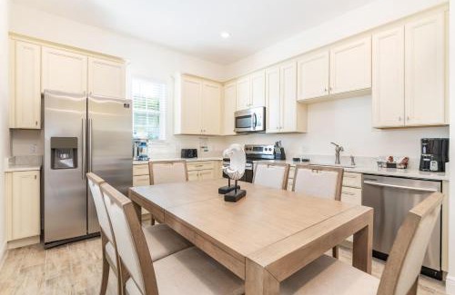 Bay Lake House | Charming Cottage 3 Miles From Disney With Margaritaville Resort & Island H2O Access - 8083Kd