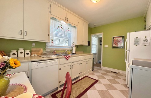 Huntingdon Cottage | Charming cottage close to Juniata College overlooking historic Huntingdon