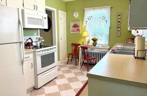 Huntingdon Cottage | Charming cottage close to Juniata College overlooking historic Huntingdon