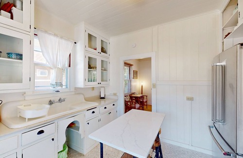 Diamond Head - Kapahulu - St. Louis Cottage | Charming cottage close to everything - walk to beach, zoo, & park