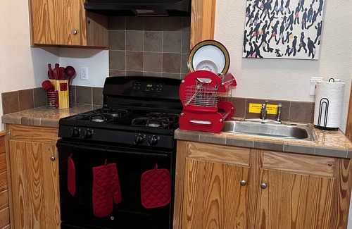 La Hacienda Estates Cabin | Charming cottage in brilliant Austin with AC, heat, fitness, 2 pools heated