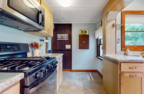 Gloucester Cottage | Charming cottage near the ocean w/beach access & near Gloucester
