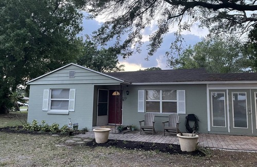 Historic Downtown Kissimmee House | Charming cottage near the lakefront in Kissimmee. walking to downtown amenities.