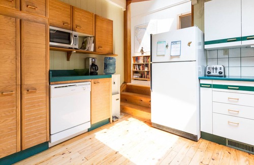 Georgian Bay Cottage | Charming Cottage on Gloucester Pool w/ Firepit, Sauna, Disc Golf Course & more!
