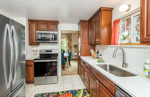 Port Angeles Cottage | Charming Cottage Retreat - with Hot Tub, Sauna & 5 min walk to town!