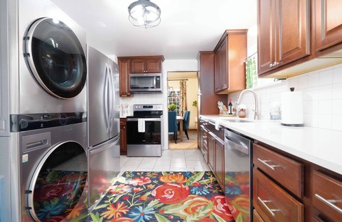 Port Angeles Cottage | Charming Cottage Retreat - with Hot Tub, Sauna & 5 min walk to town!