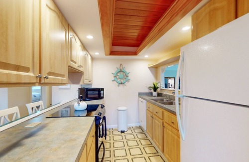 Naples Park Cottage | Charming Cottage Steps from Beach - Dog-Friendly with Bikes & Beach Gear