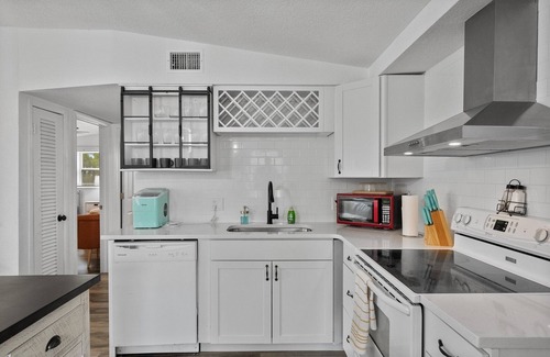 Spring Hill House | Charming Cottage Available NOW - Sleeps 10! 4 Min from Weeki Wachee (N Tampa)