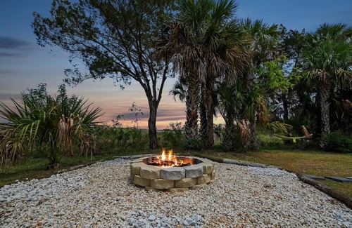 Spring Hill House | Charming Cottage Available NOW - Sleeps 10! 4 Min from Weeki Wachee (N Tampa)