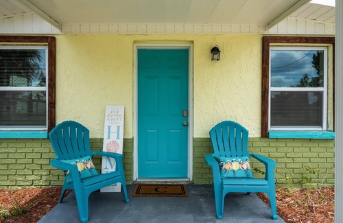 Spring Hill House | Charming Cottage Available NOW - Sleeps 10! 4 Min from Weeki Wachee (N Tampa)