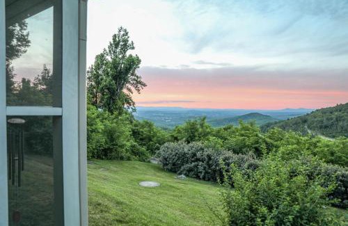 Lyndhurst House | Charming Cottage W Majestic Mountain Views