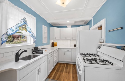 Plymouth House | Charming cottage, walk to downtown waterfront, large deck, outdoor seating, and grill