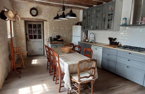 Benais Cottage | Charming cottage with garden near castles, WiFi, parking included