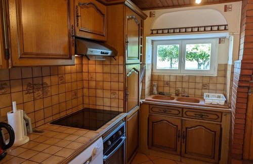 Barret Cottage | Charming Cottage with Private Garden, 4 Bedrooms, Near Thermal Town and Trails