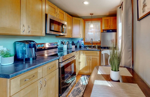 Kennebunk Cottage | Charming cottage with a fully-equipped kitchen, washer/dryer, WiFi & streaming