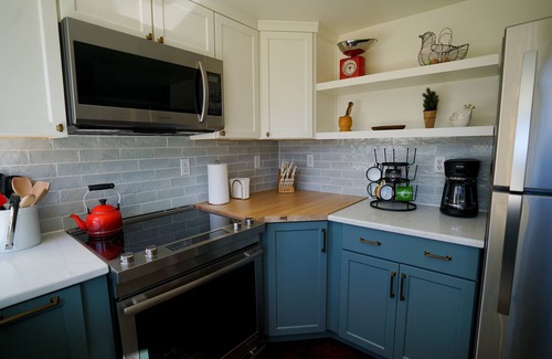 Silverton Cottage | Charming Cottage with Hot Tub – Minutes from Silver Falls State Park