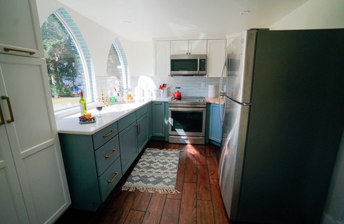 Silverton Cottage | Charming Cottage with Hot Tub – Minutes from Silver Falls State Park