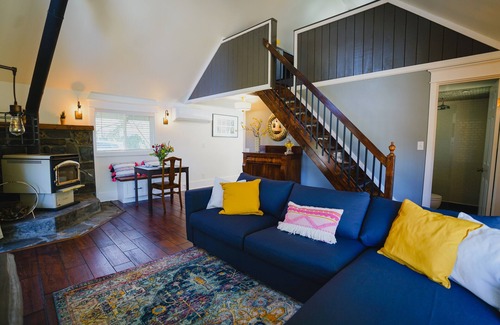 Silverton Cottage | Charming Cottage with Hot Tub – Minutes from Silver Falls State Park