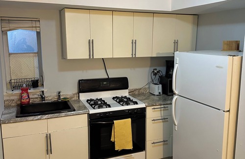 West New York Apartment | Charming cozy 2-bedroom apartment 20 mins from Times Square with AC, WiFi