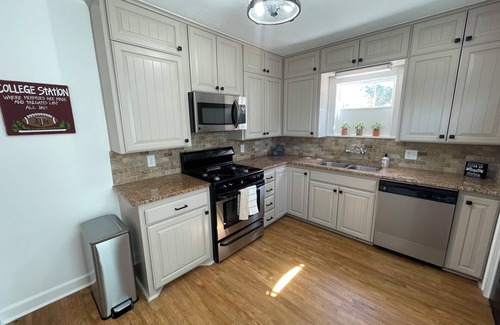College Park House | Charming, cozy cottage located 1/2 mile, or 3 min. walk to Kyle Field.
