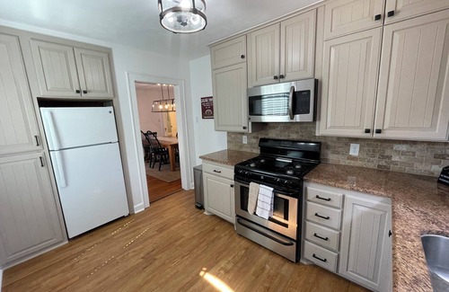 College Park House | Charming, cozy cottage located 1/2 mile, or 3 min. walk to Kyle Field.