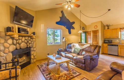 Rainbow Valley Cabin | Charming, cozy cabin in the heart of Pikes Peak country! Hot tub, gas fireplace!