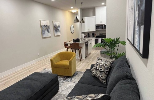 Southeast Houston Apartment | Charming Cozy Duplex! Room for 12 Central Houston