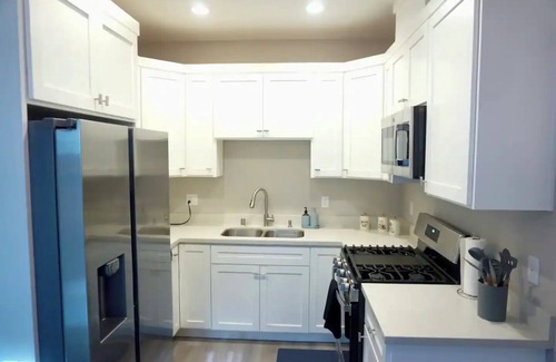 North Oak Park Condo | Charming & Cozy Haven Near Oak Park Brewing!