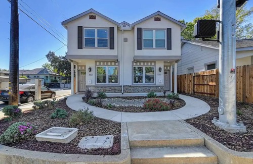 North Oak Park Condo | Charming & Cozy Haven Near Oak Park Brewing!