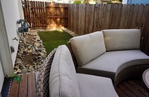 North Oak Park Condo | Charming & Cozy Haven Near Oak Park Brewing!