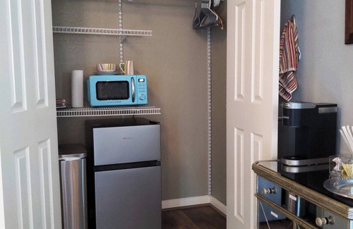 Sugar Land Apartment | Charming Cozy studio in Sugar Land TX with AC, small pets ok.